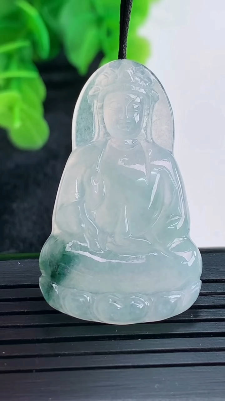 天然A货翡翠飘花观音菩萨吊坠尺寸40.1-24.3-3.9重量:7.18g
4月16日