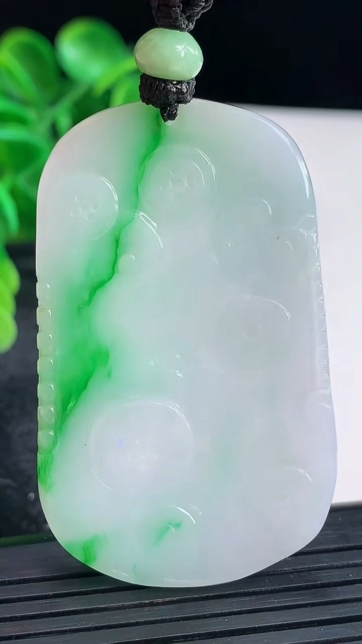 天然A货翡翠龙牌吊坠尺寸56-34.3-4.6重量:25.33g
4月16日