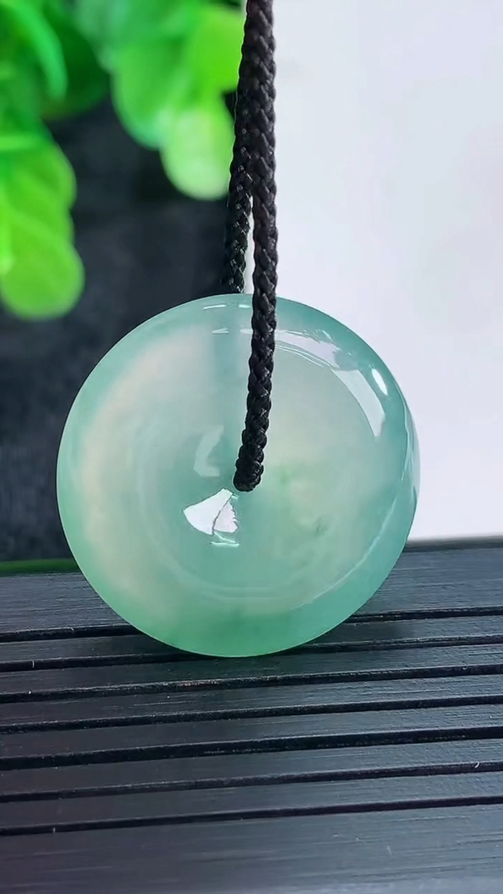 天然A货翡翠飘花平安扣吊坠尺寸23.6-5.5重量:6.46g
4月16日