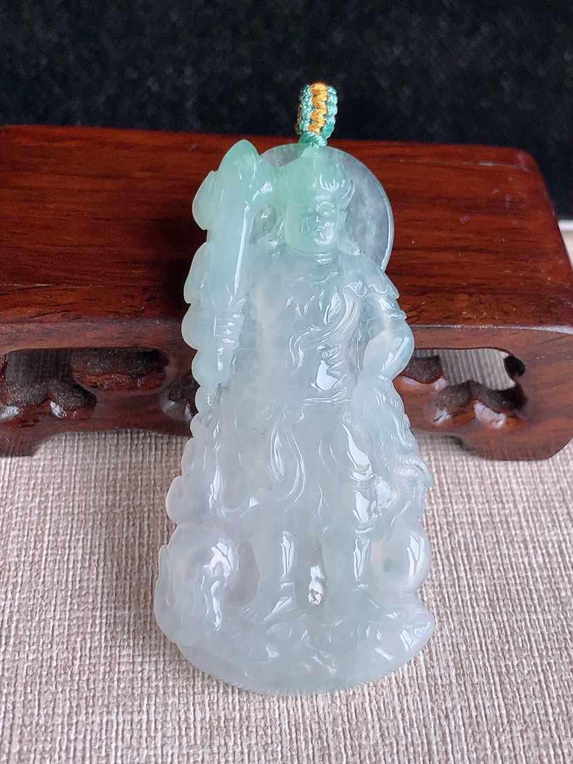 天然A货翡翠晴水不动明王吊坠 
尺寸63.8-31.6-5.5mm 重量22.29g 0415