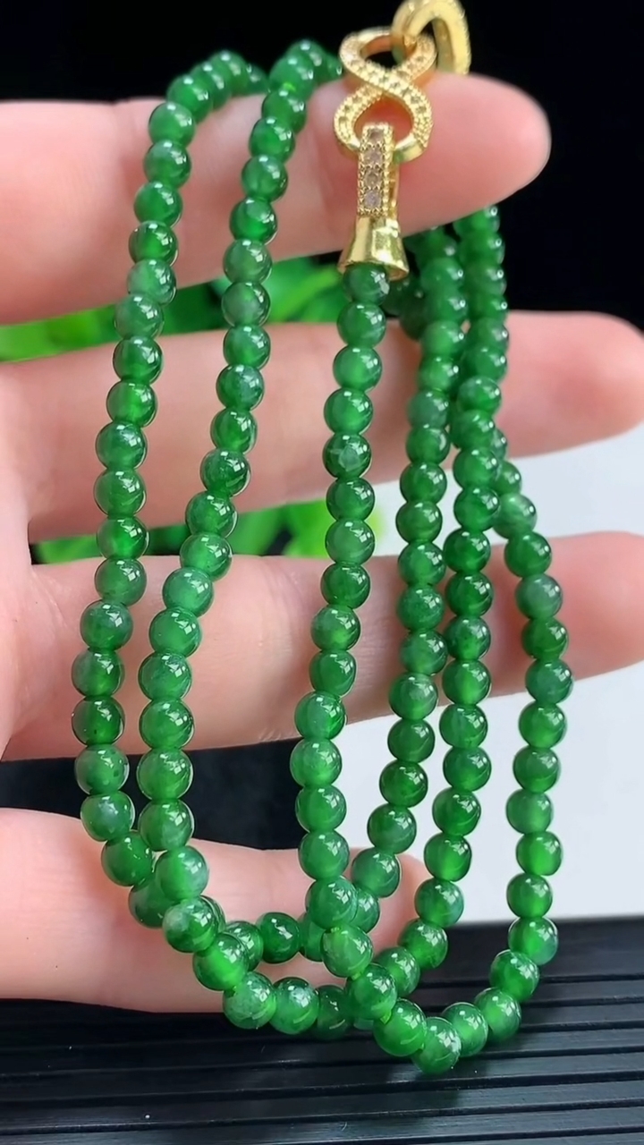 天然A货翡翠小米珠项链尺寸3.8重量:15.95g
4月16日