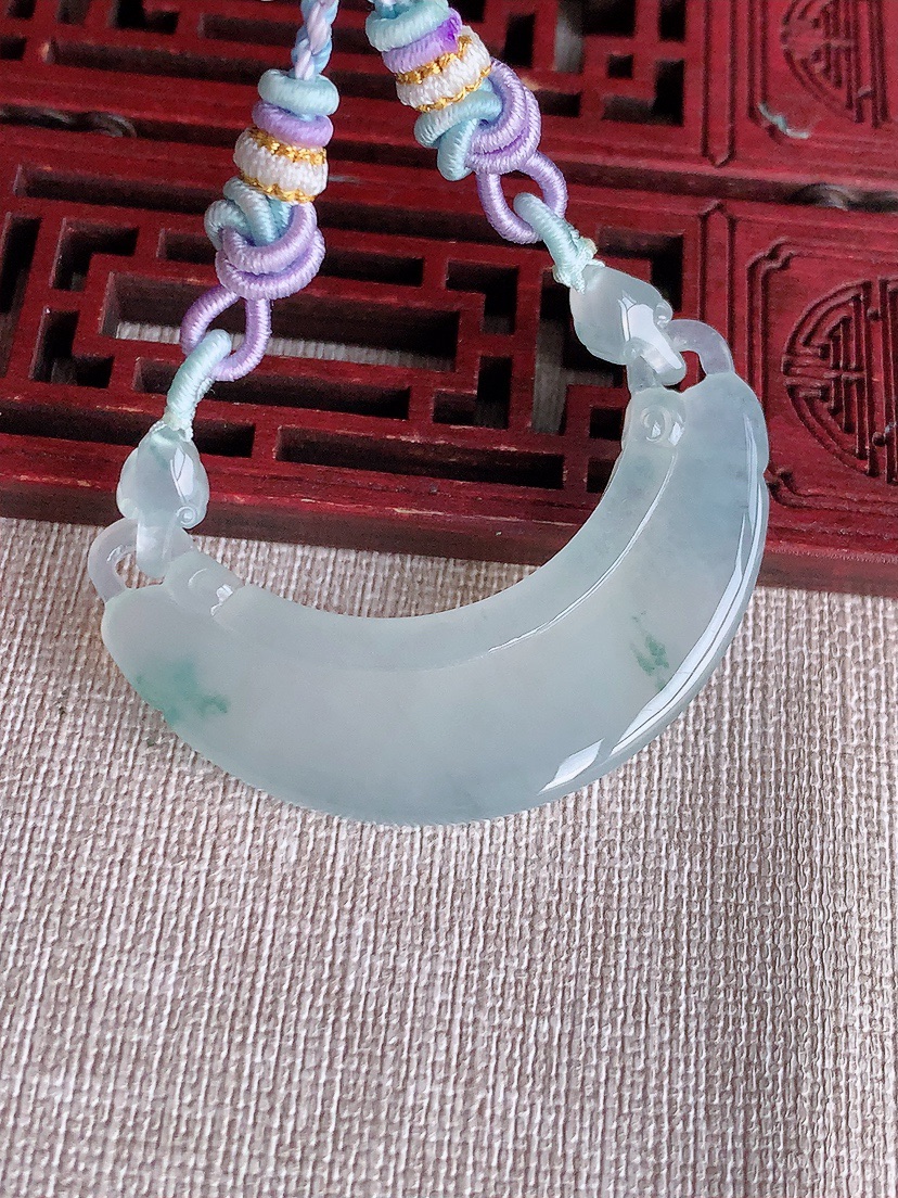 天然A货翡翠飘花玉衡吊坠 
尺寸50.8-14.8-5.6mm 重量17.96g 0415