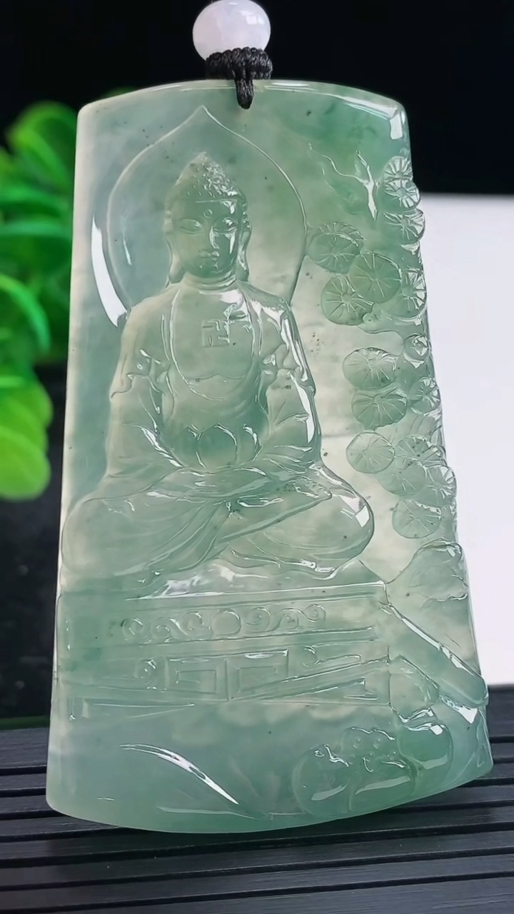 天然A货翡翠种飘花大日如来吊坠尺寸66.9-40.6-5.2重量:40.78g
4月16日