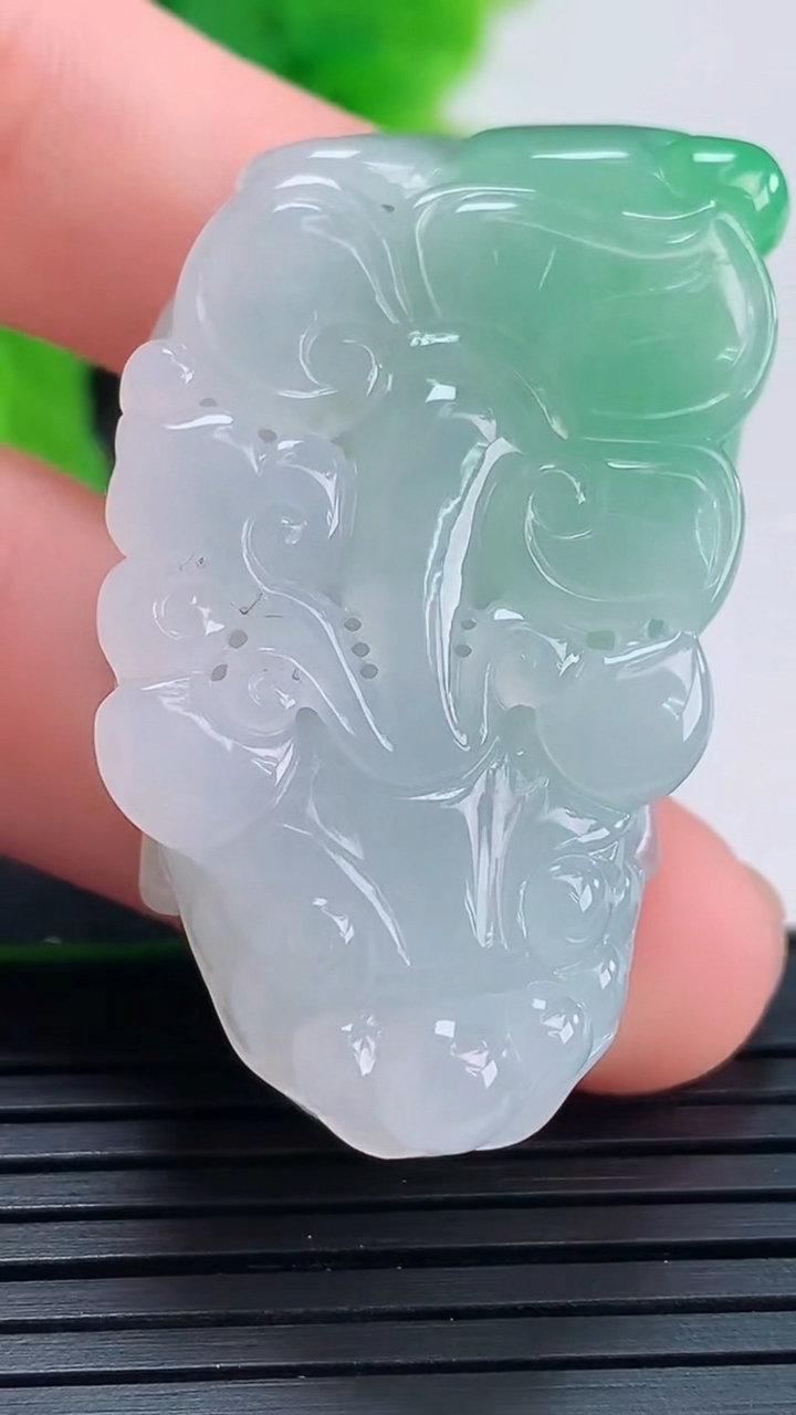 天然A货翡翠貔貅吊坠尺寸41-23.9-11.6重量:26.53g
4月16日