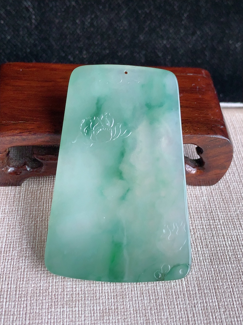 天然A货翡翠飘花大势至菩萨吊坠 
尺寸65.8-42.8-5mm 重量36.78g 0415