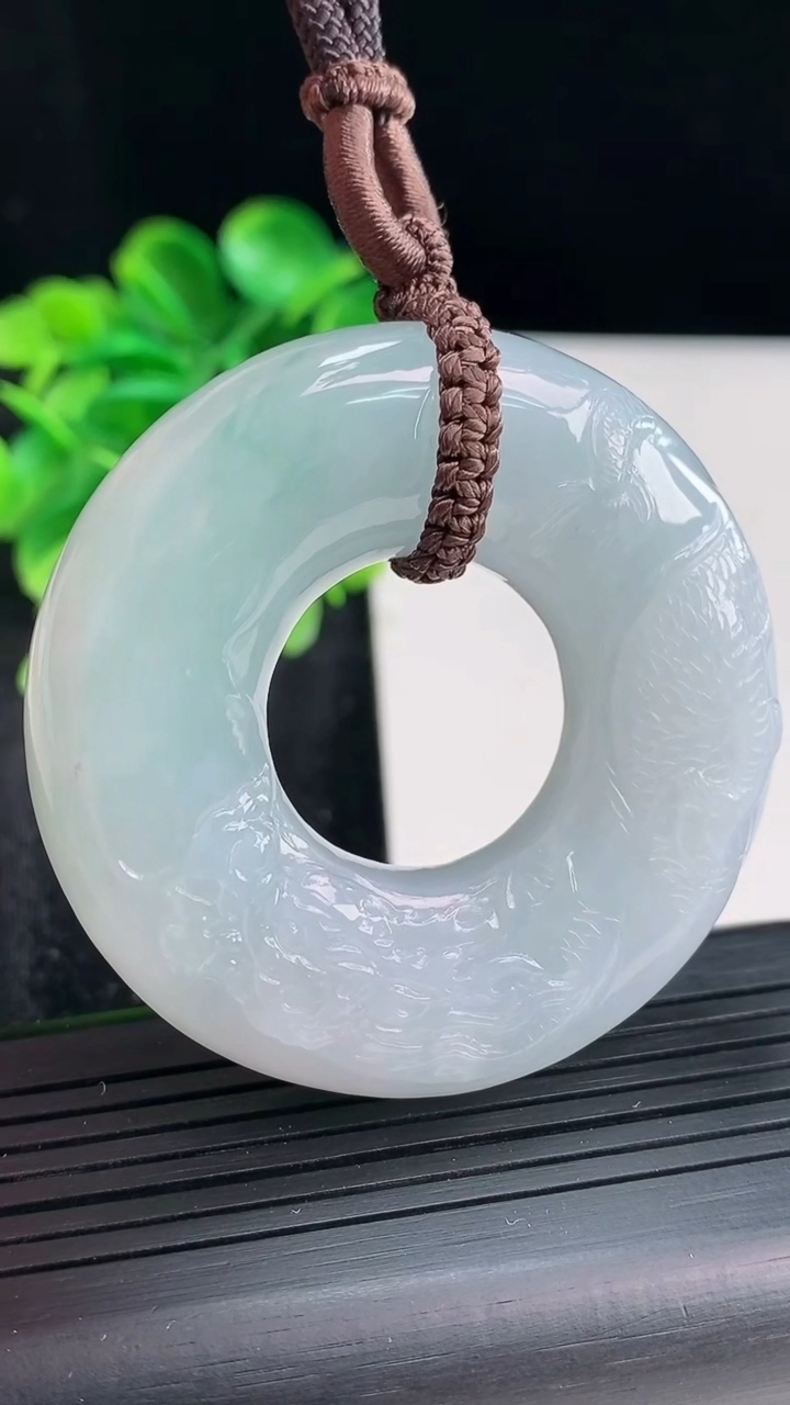 天然A货翡翠飘花雕龙平安环吊坠尺寸53.6-12.1重量:68.34g
4月16日