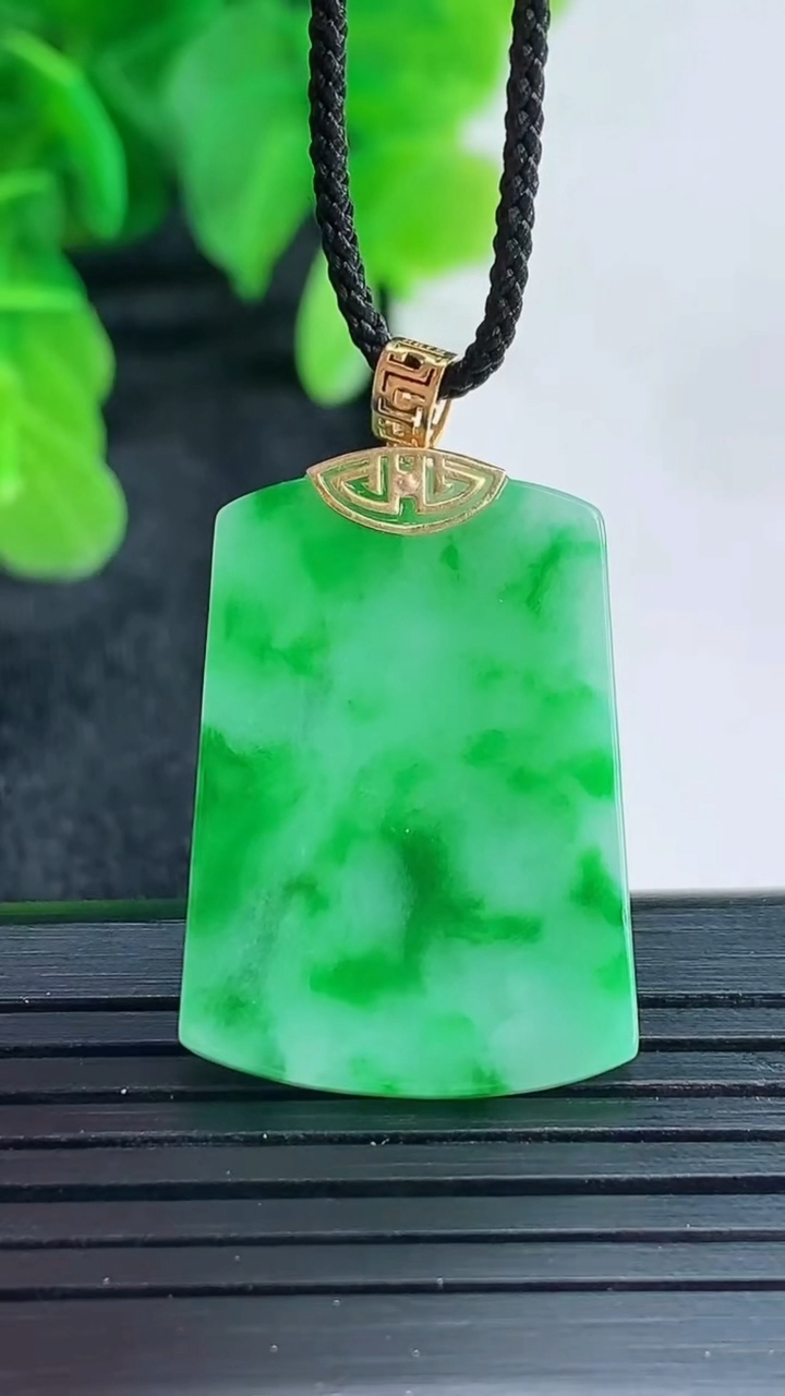 天然A货翡翠无事牌吊坠尺寸27.5-18.8-2.2重量:3.86g
4月16日