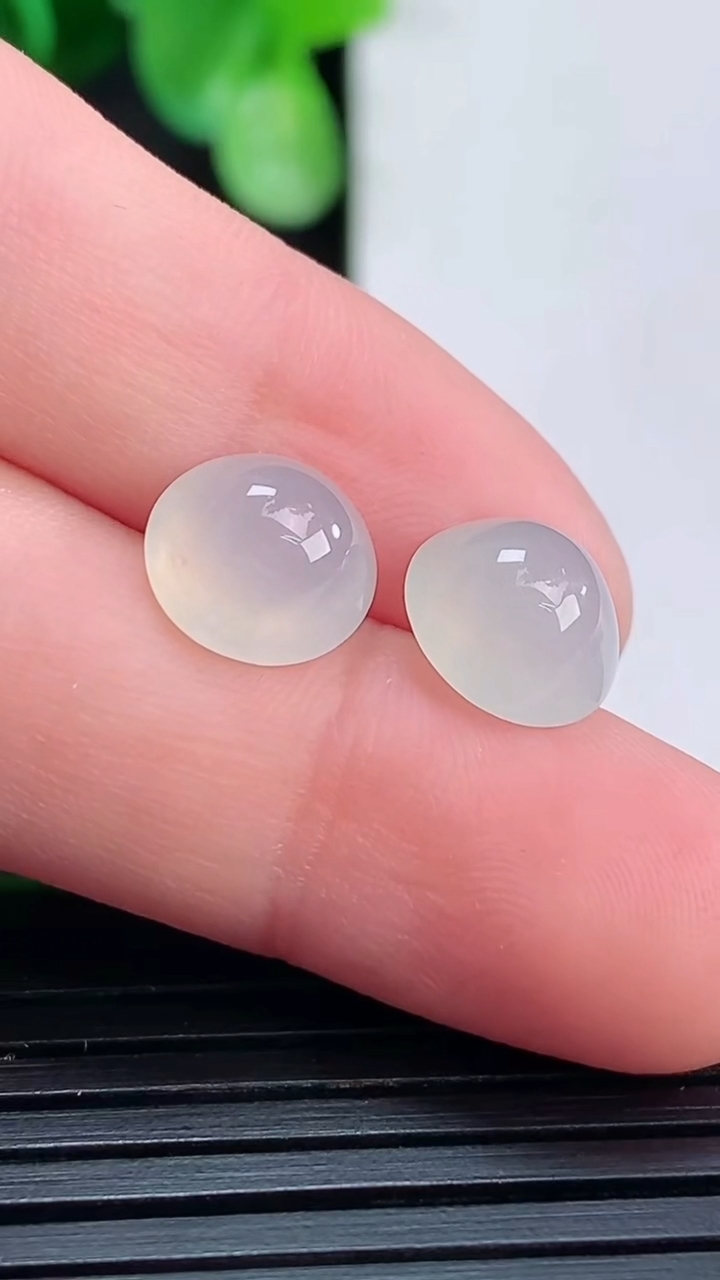 天然A货翡翠蛋面镶嵌件一对尺寸8.8-5.3重量:1.40g
4月16日