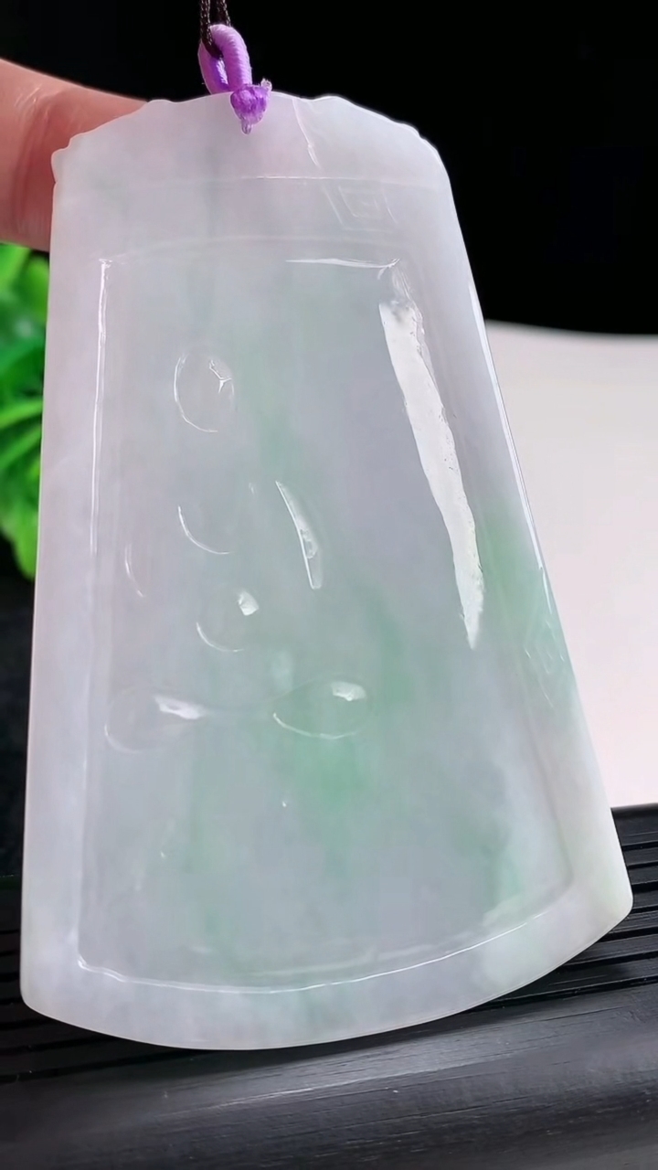 天然A货翡翠普贤菩萨吊坠尺寸82-52-4.2重量:46.29g
4月16日