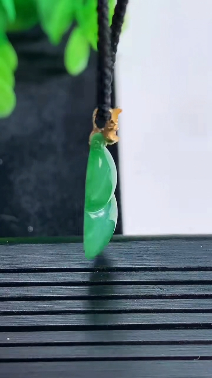 天然A货翡翠葫芦吊坠尺寸24.1-12.2-4.1重量:1.65g
4月16日