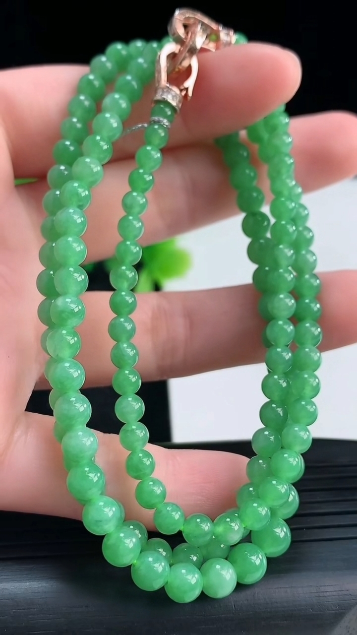 天然A货翡翠圆珠项链尺寸5.4-128颗重量:23.24g4月16日
工厂直销收藏佳品,种好水足，色泽均匀，有种有色，上手高大气！