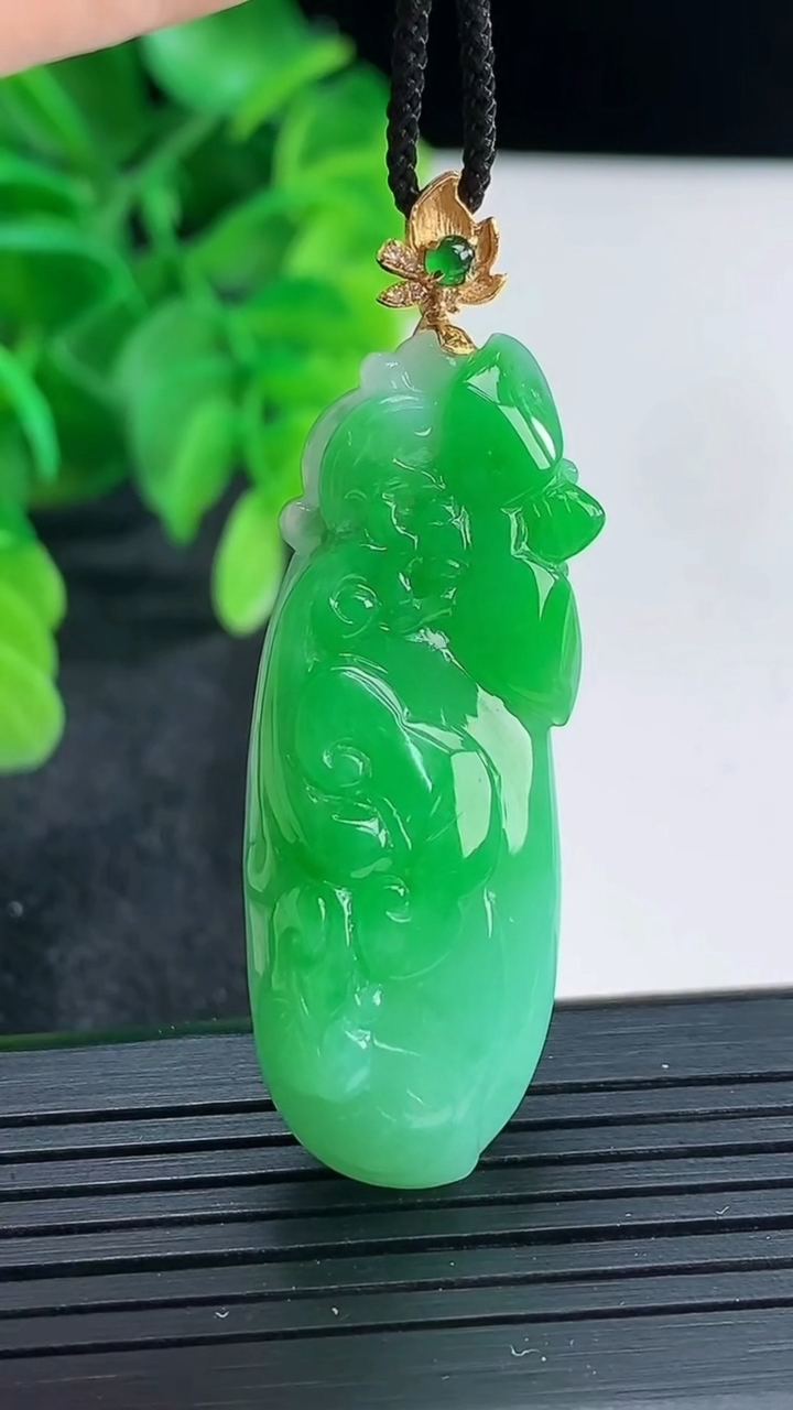 天然A货翡翠福瓜吊坠尺寸49.9-15.1-9.6重量:14.71g
4月16日