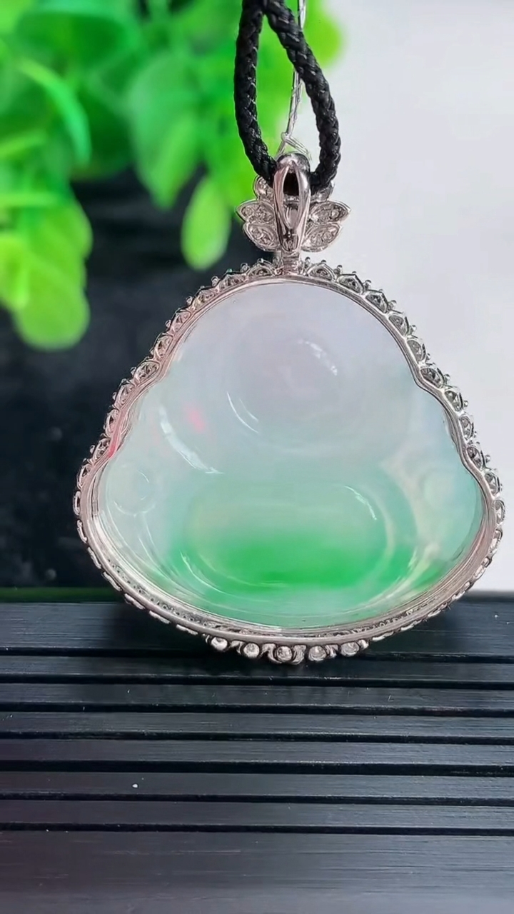 天然A货翡翠佛公吊坠尺寸37.6-32.5-11.6裸石26.4-28.9重量:9.53g
4月16日