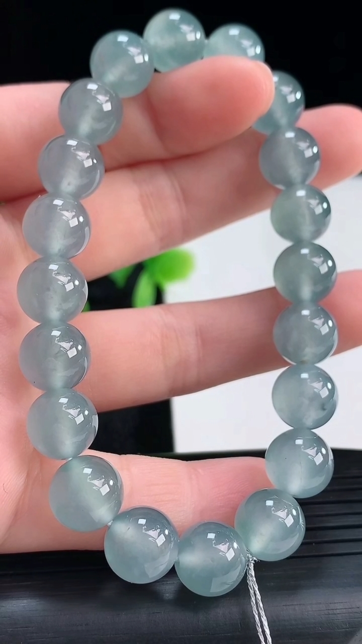 天然A货翡翠蓝水圆珠手串尺寸9.7-20颗重量:32.90g4月16日
工厂直销收藏佳品,种好水足，