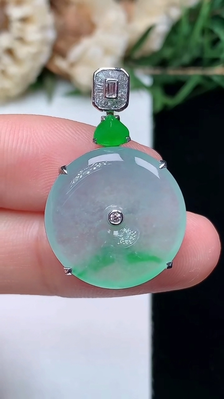 天然A货翡翠平安扣吊坠，尺寸18.4-5.5，重量:4.14g
4月16日