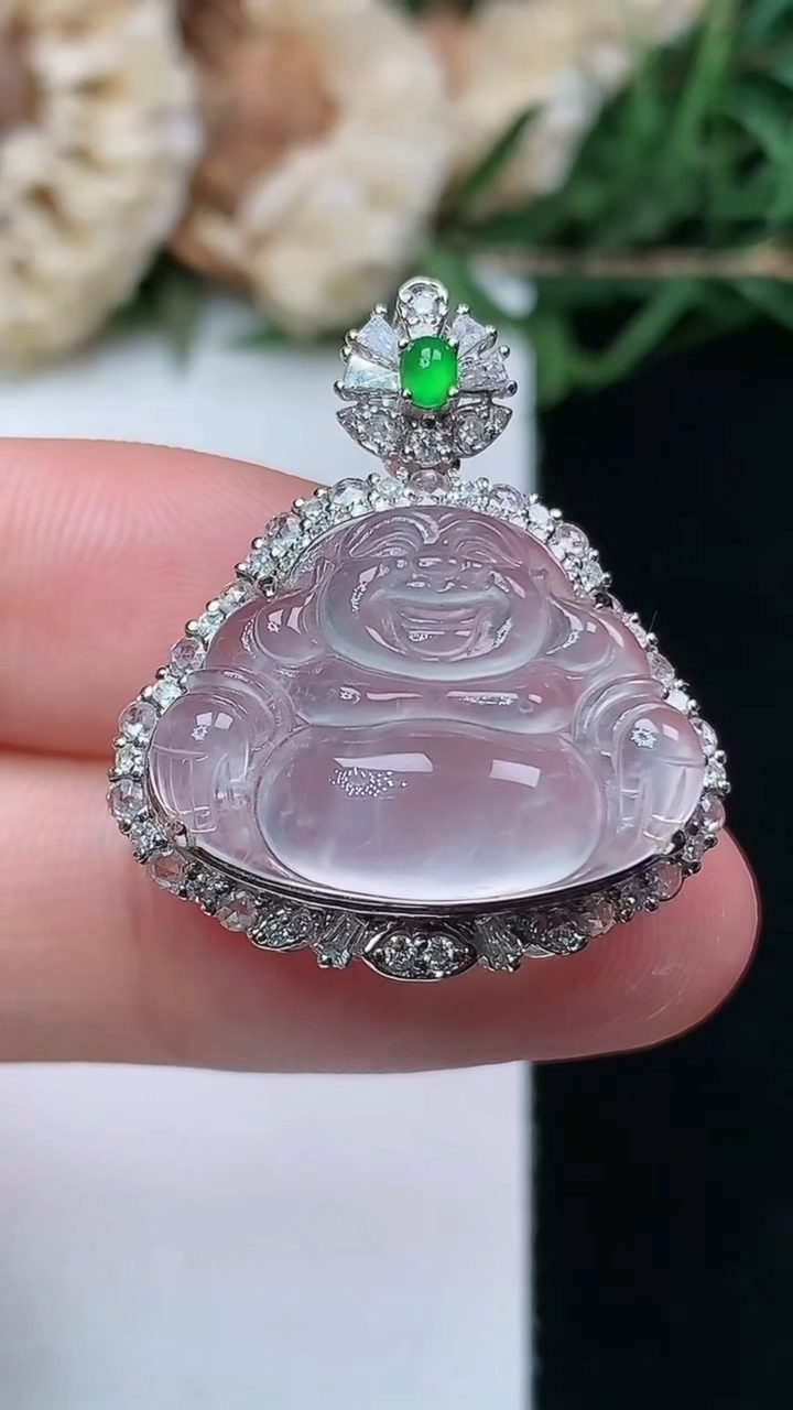 天然A货翡翠白冰佛公吊坠，尺寸27.3-23.6-12.2，裸石14.6-20，重量:5.45g
4