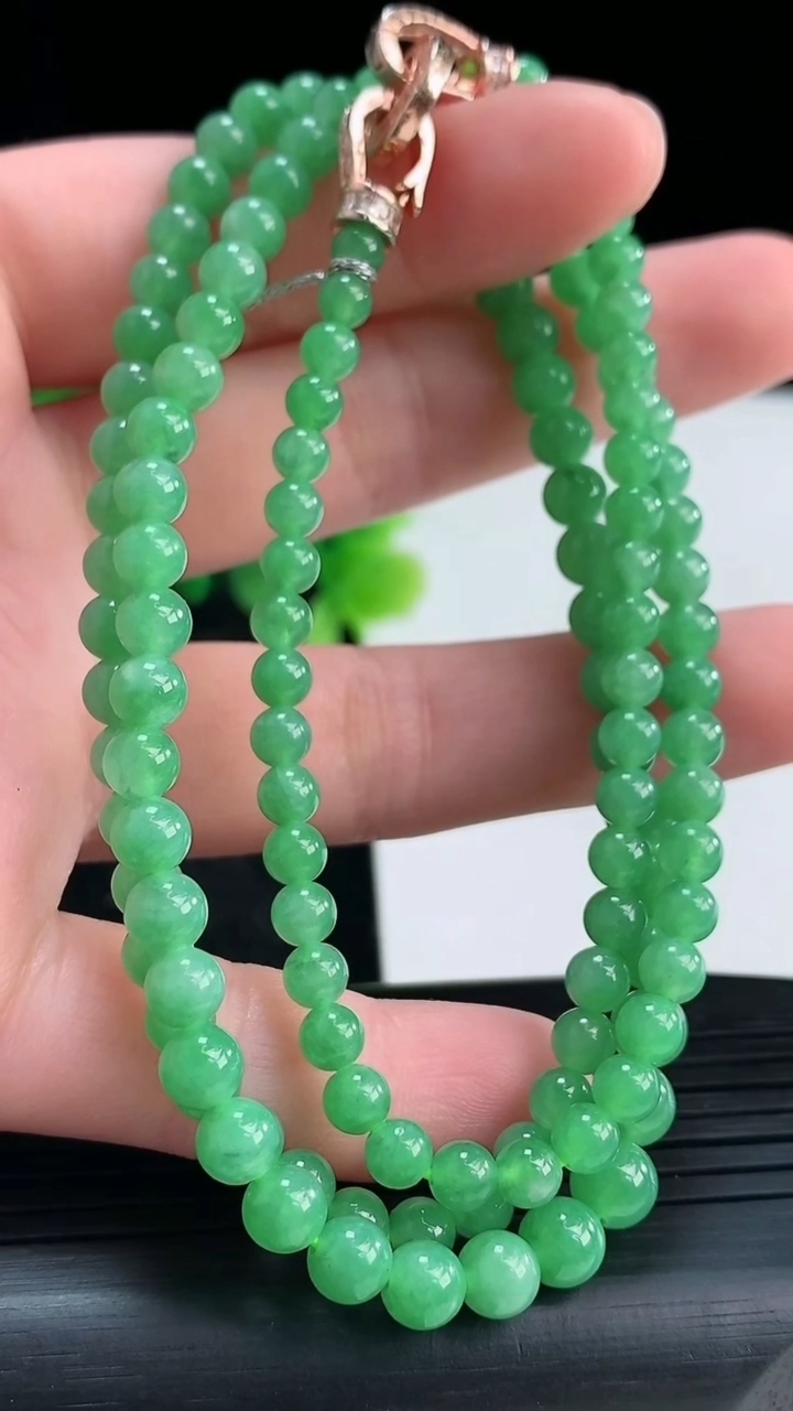 天然A货翡翠圆珠项链尺寸5.4-128颗重量:23.24g4月16日
工厂直销收藏佳品,种好水足，色