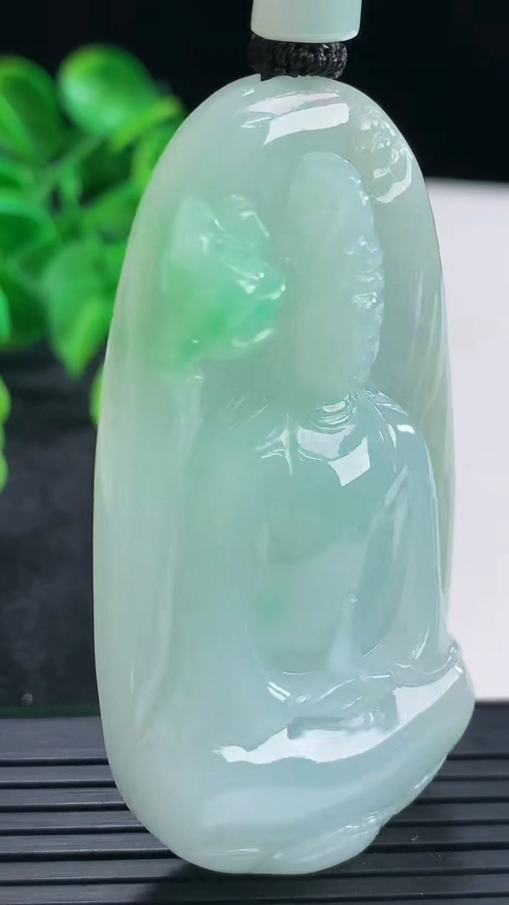 天然A货翡翠观音菩萨吊坠尺寸63-32.9-11.7重量:53.06g
4月16日