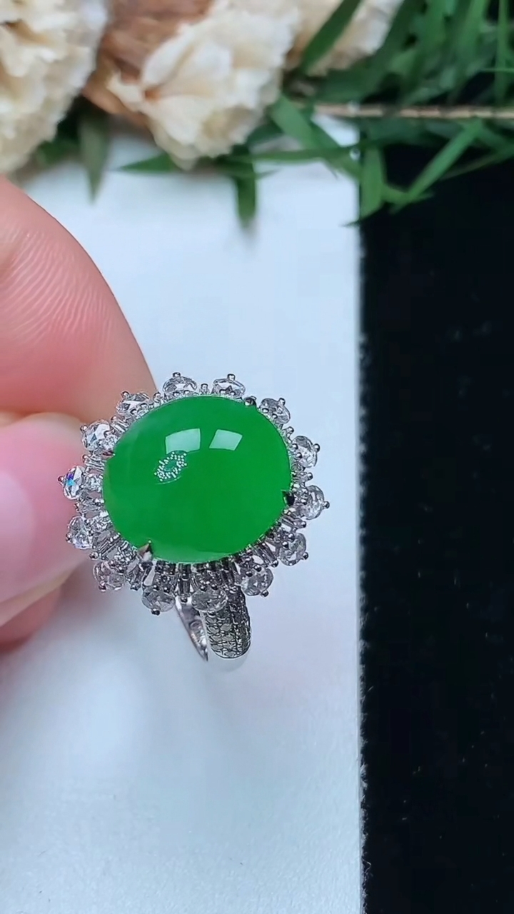 天然A货翡翠蛋面戒指，尺寸17.4-11.9-10.3，重量:4.49g2026年4月16日
工厂直销收藏佳品,种好水足，色泽均匀，有种有色，上手高大气！