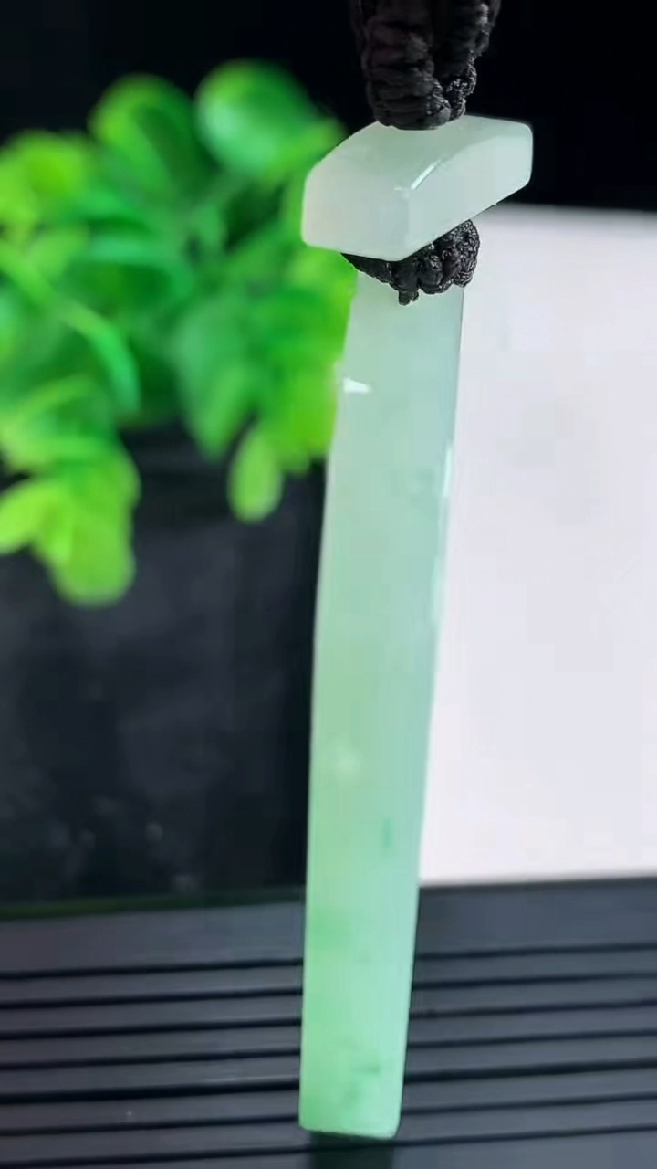 天然A货翡翠飘花无事牌吊坠尺寸53.6-43.6-7.6重量:43.72g
4月16日