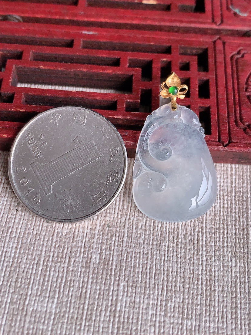 天然A货翡翠18K金扣头白冰白月光如意吊坠 
尺寸31.8-25-14.5-4.6mm 重量3.64g 0415