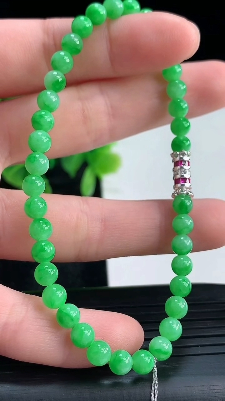 天然A货翡翠圆珠手串尺寸4.7-38颗重量:8.25g4月16日
工厂直销收藏佳品,种好水足，色泽均