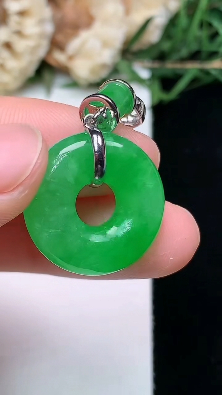 天然A货翡翠平安环吊坠，尺寸19-5.9，重量:5.67g
4月16日
