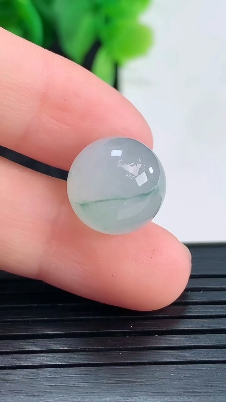 天然A货翡翠飘花圆珠镶嵌件尺寸12.8重量:3.88g4月16日
工厂直销收藏佳品,种好水足，色泽均匀，有种有色，上手高大气！