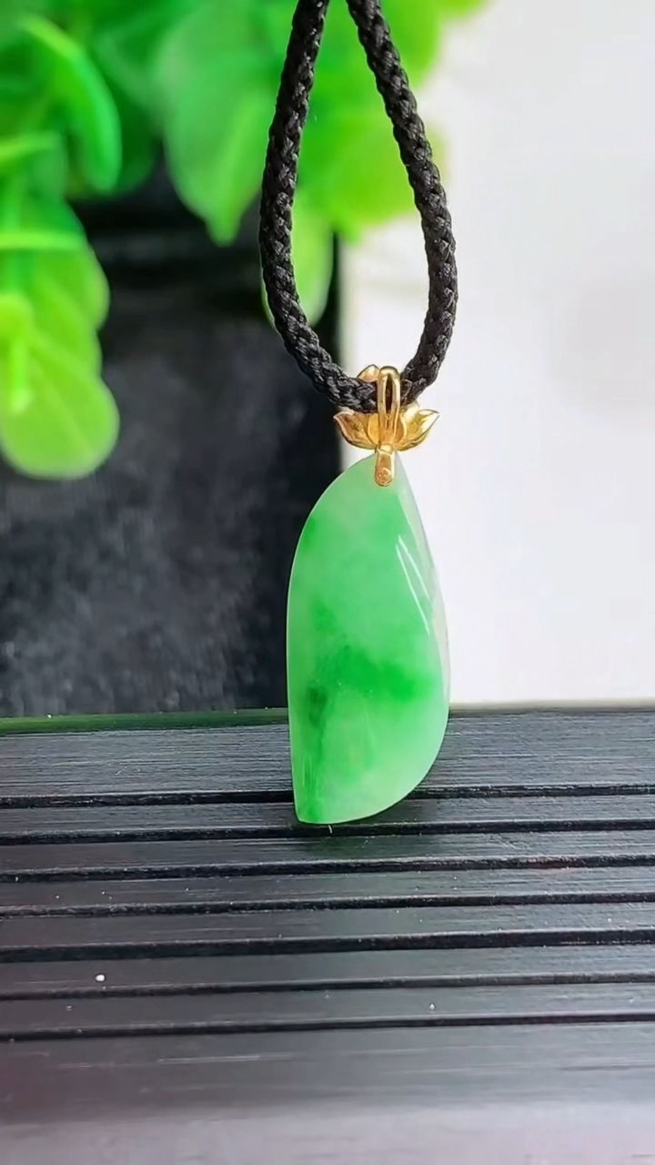 天然A货翡翠随形吊坠尺寸23.8-8.2-5.9重量:1.54g
4月16日