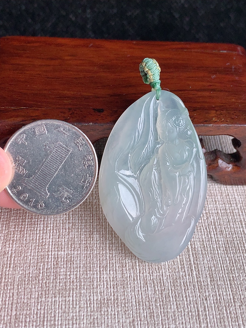 天然A货翡翠晴水狐狸仙子吊坠 
尺寸44-28.2-4.6mm 重量12.44g 0415