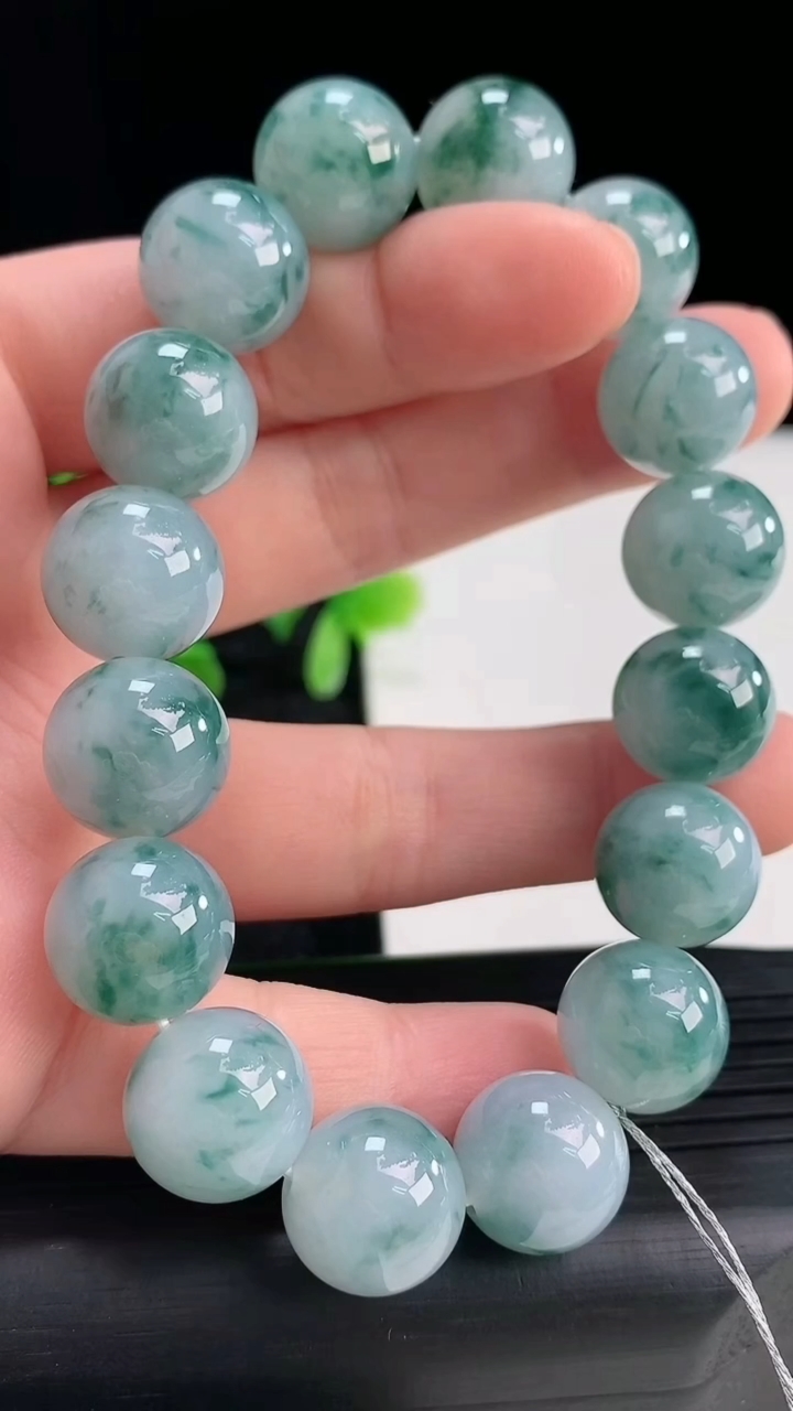 天然A货翡翠飘花圆珠手串尺寸12.5-16颗重量:56.61g4月16日
工厂直销收藏佳品,种好水足