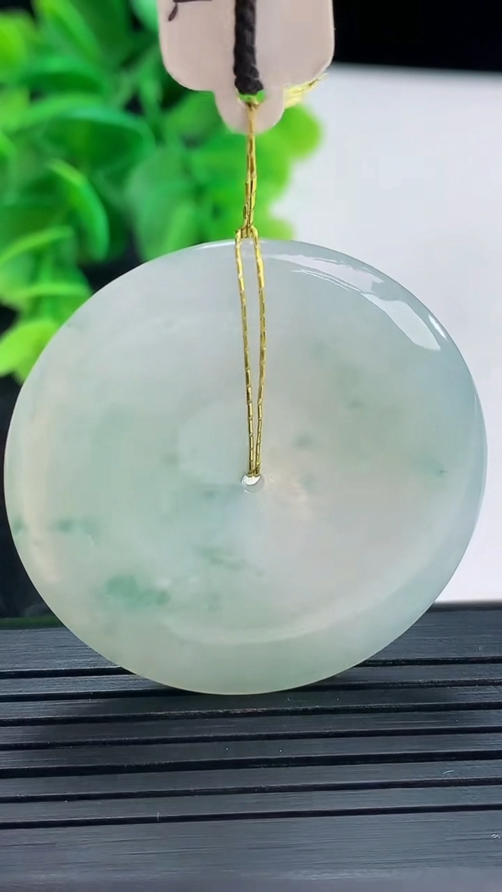 天然A货翡翠飘花平安扣吊坠尺寸38.4-5.6重量:18.31g
4月16日