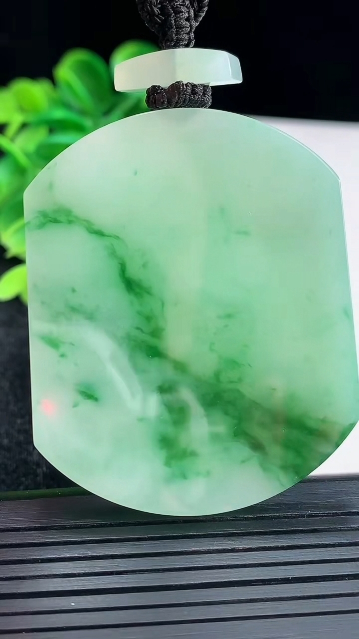 天然A货翡翠飘花无事牌吊坠尺寸53.6-43.6-7.6重量:43.72g
4月16日