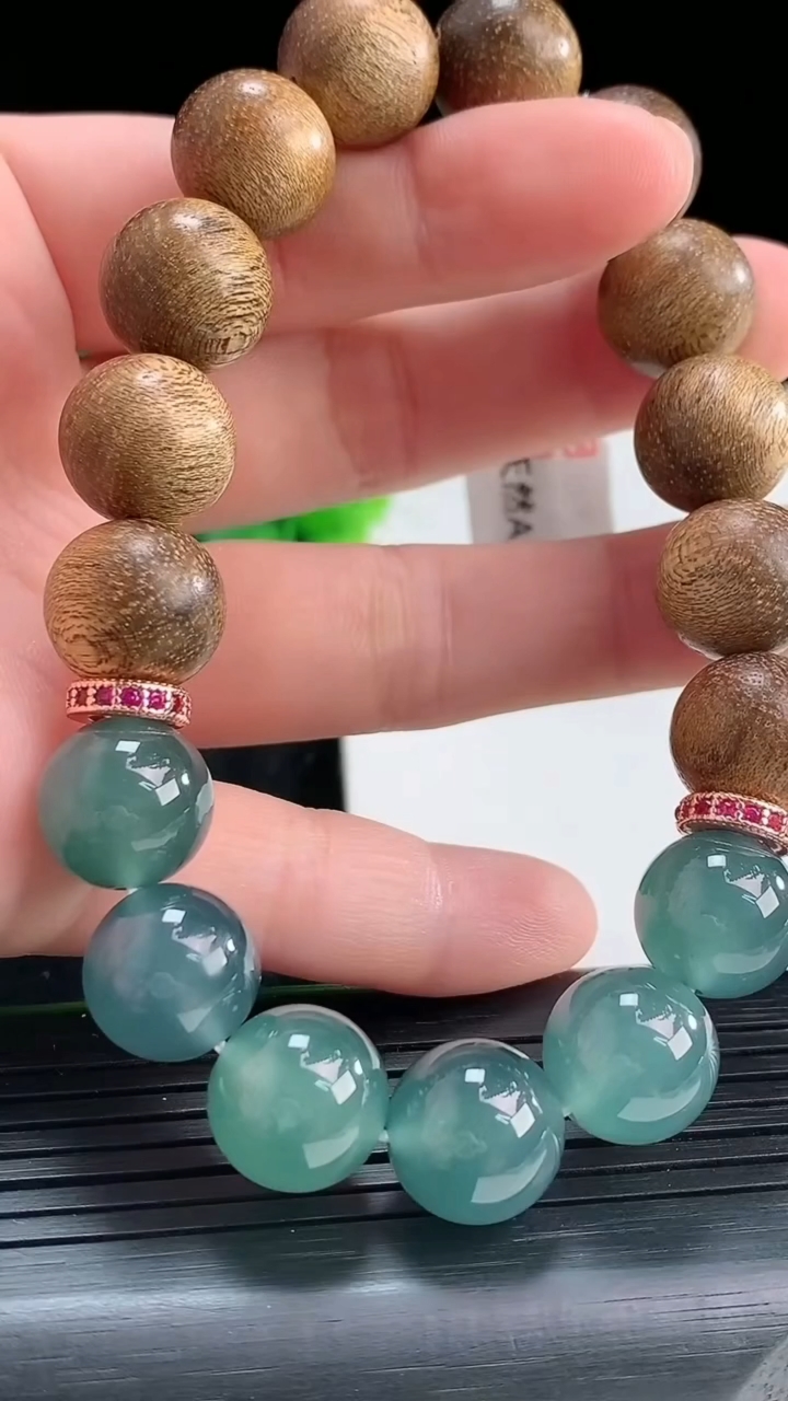天然A货翡翠檀香圆珠手串尺寸11.7重量:26.39g4月16日
工厂直销收藏佳品,种好水足，色泽均匀，有种有色，上手高大气！