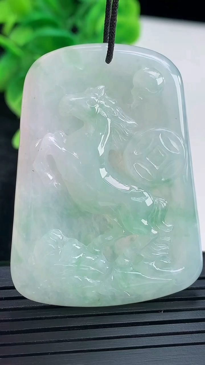 天然A货翡翠生肖马吊坠尺寸49.1-36.5-5.2重量:19.39g
4月16日