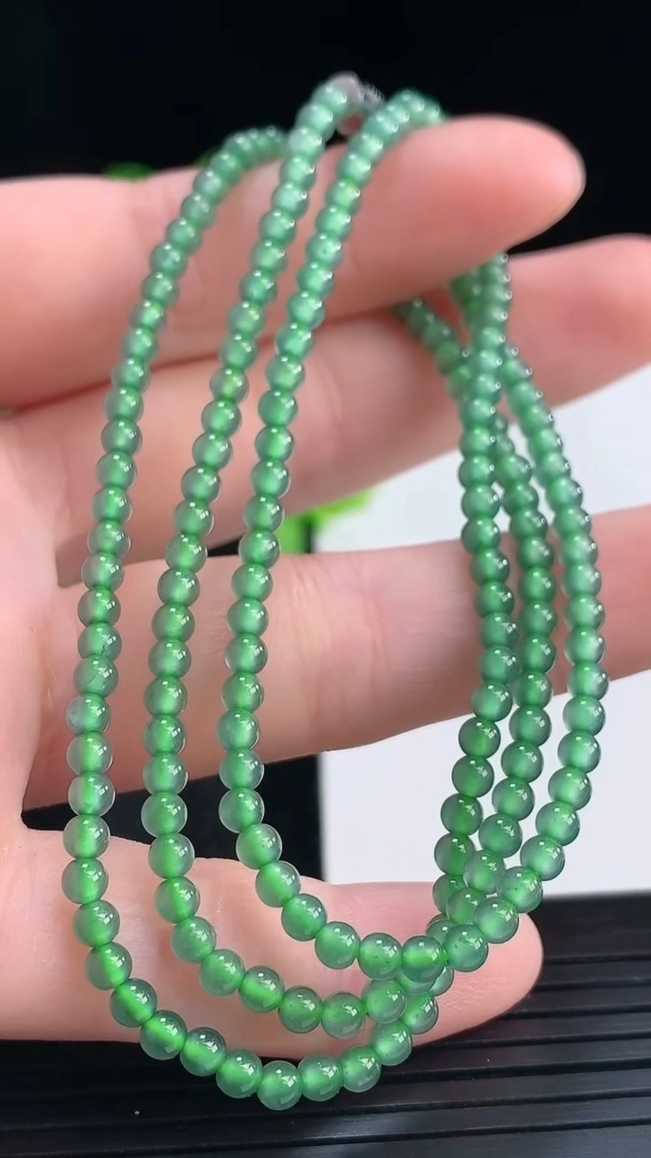 天然A货翡翠小米珠项链尺寸2.9重量:8.83g
4月16日