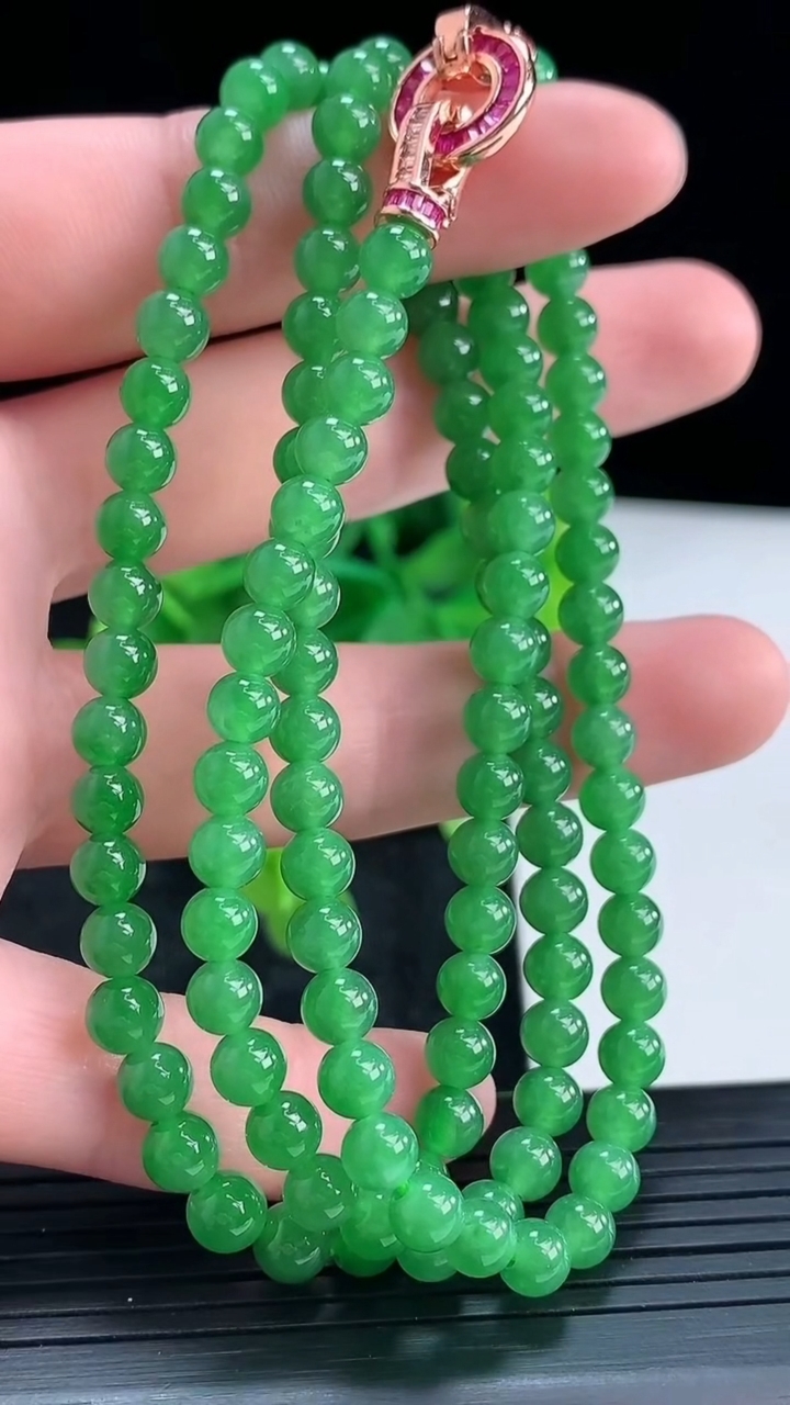 天然A货翡翠圆珠项链尺寸4.9-118颗重量:25.58g
4月16日