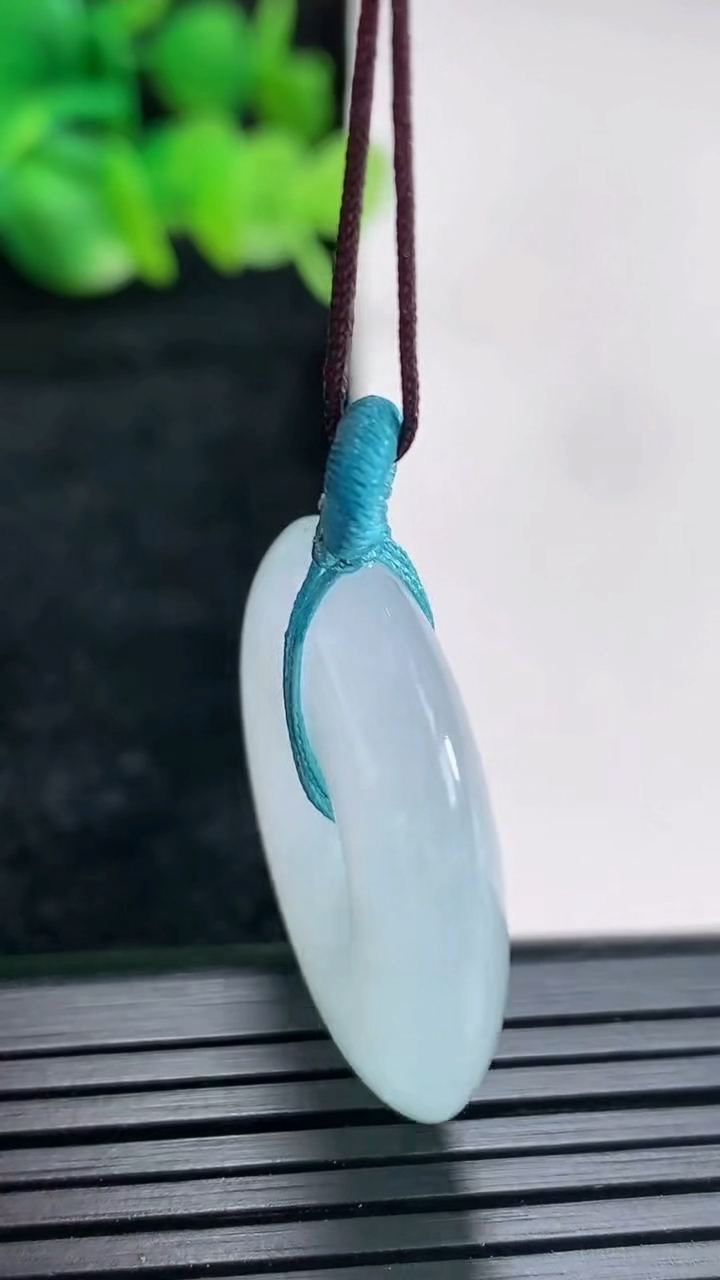 天然A货翡翠飘花平安扣吊坠尺寸28-5.6重量:10.07g
4月16日