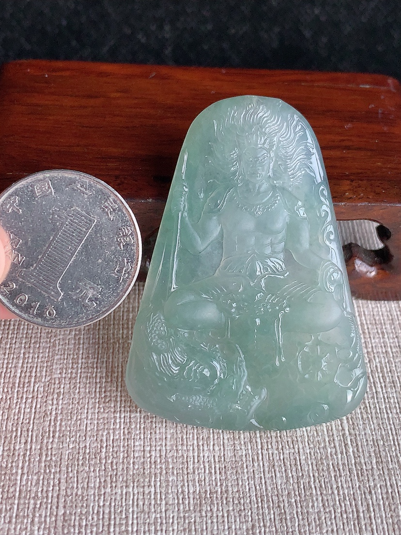 天然A货翡翠晴水不动明王吊坠 
尺寸54.5-38.8-5.6mm 重量23.20g 0415