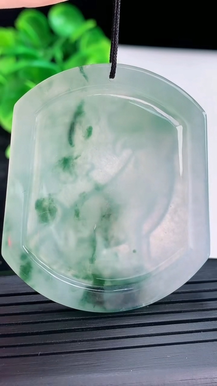 天然A货翡翠飘花生肖狗吊坠尺寸52.3-44.4-4.5重量:26.91g
4月16日