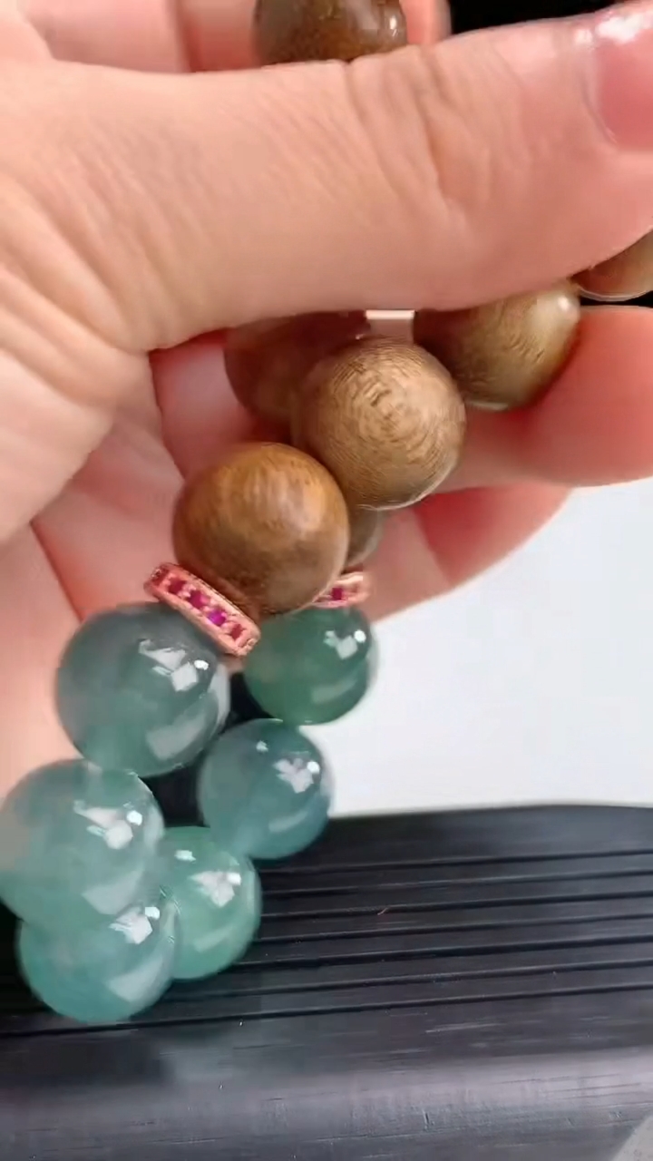 天然A货翡翠檀香圆珠手串尺寸11.7重量:26.39g4月16日
工厂直销收藏佳品,种好水足，色泽均匀，有种有色，上手高大气！
