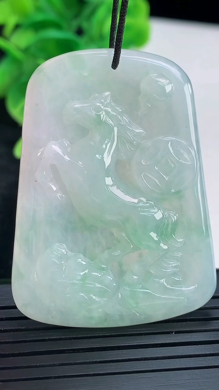 天然A货翡翠生肖马吊坠尺寸49.1-36.5-5.2重量:19.39g
4月16日