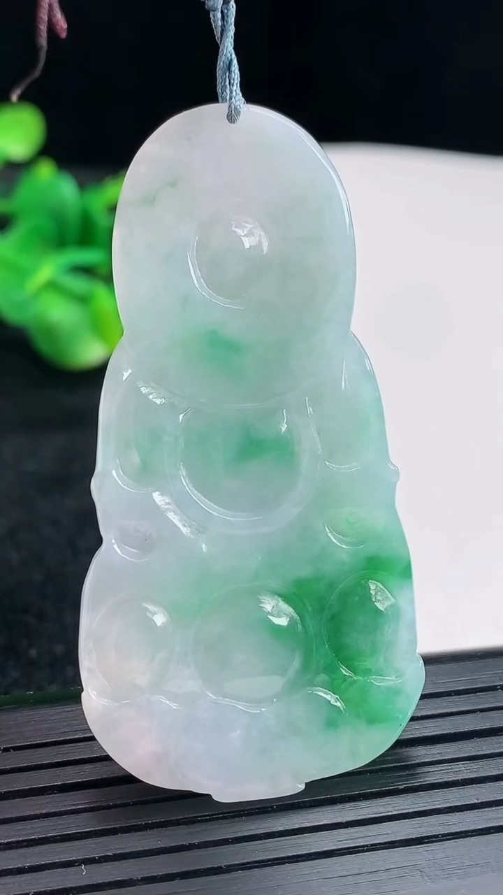 天然A货翡翠正装观音吊坠尺寸59.5-30-6.5重量:22.25g
4月16日