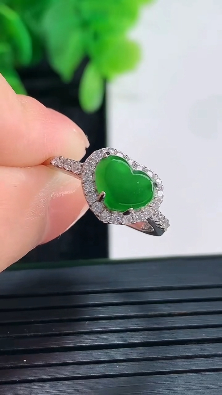 天然A货翡翠爱心戒指 可调节尺寸5.9-7.7重量:2.37g2026年4月16日
工厂直销收藏佳品,种好水足，色泽均匀，有种有色，上手高大气！