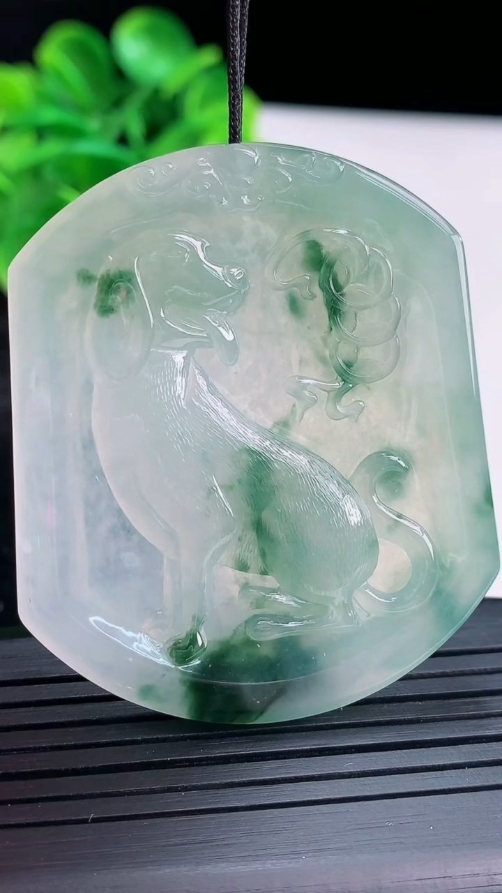 天然A货翡翠飘花生肖狗吊坠尺寸52.3-44.4-4.5重量:26.91g
4月16日