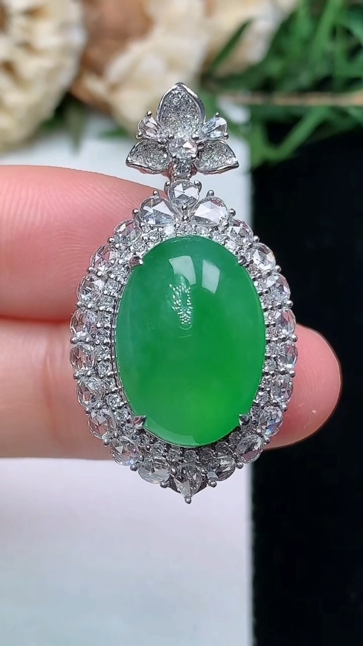 天然A货翡翠蛋面吊坠，尺寸33.3-18.3-13.6，裸石16-11.6，重量:7.98g
4月1