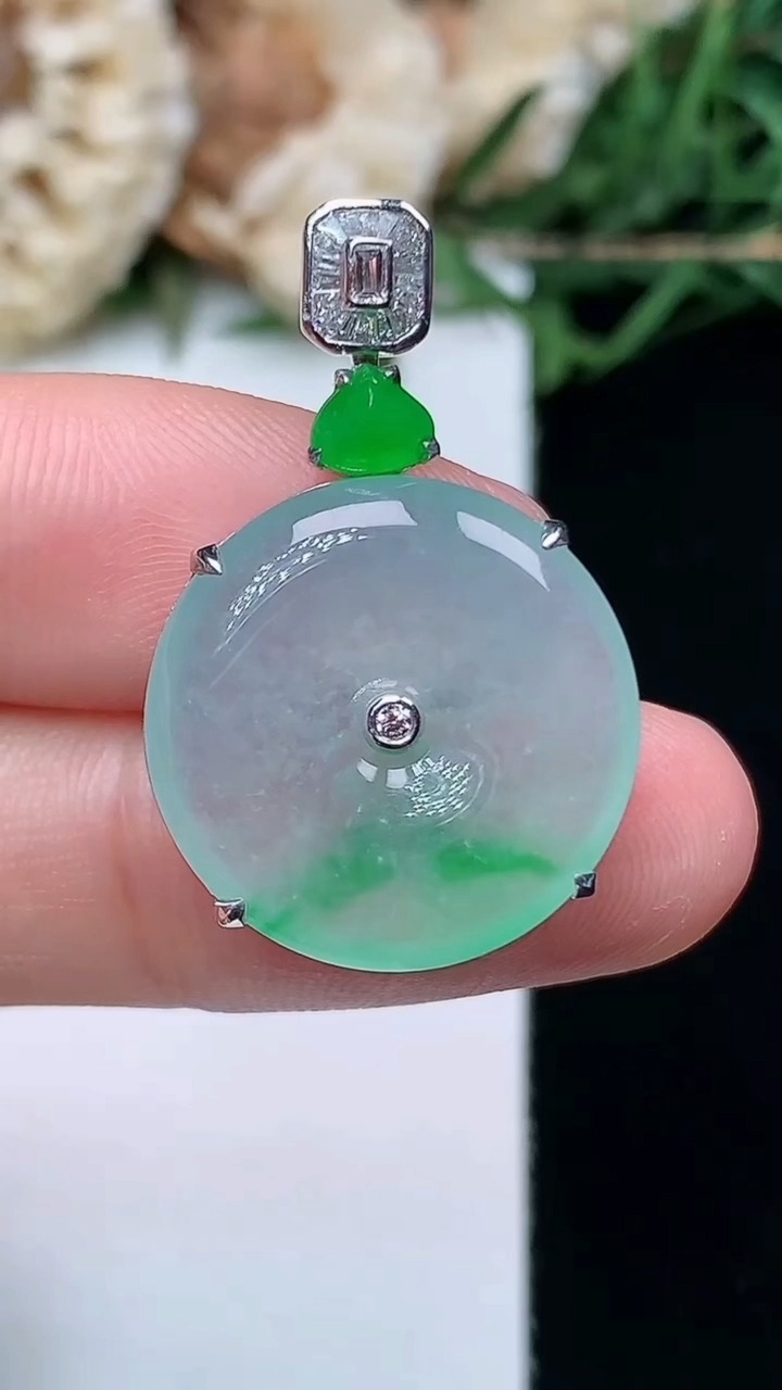 天然A货翡翠平安扣吊坠，尺寸18.4-5.5，重量:4.14g
4月16日