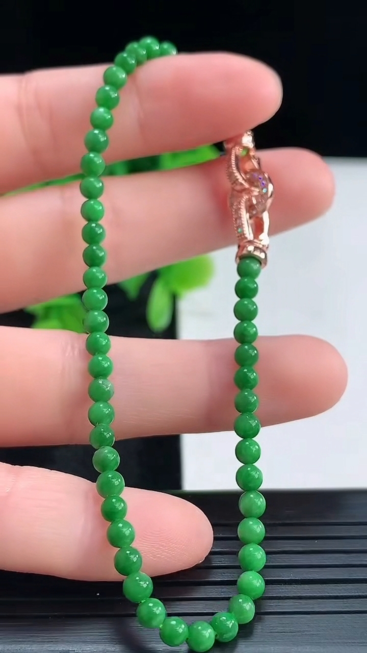 天然A货翡翠小米珠手串尺寸3.3重量:4.81g4月16日
工厂直销收藏佳品,种好水足，色泽均匀，有种有色，上手高大气！