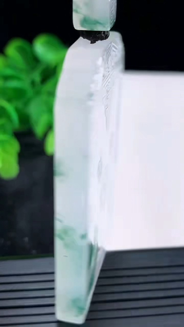 天然A货翡翠种飘花仿古无事牌吊坠尺寸62.8-37.9-7.1重量:49.87g
4月16日