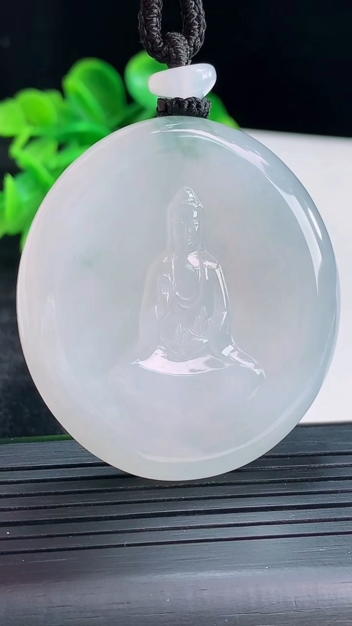 天然A货翡翠飘花观音菩萨吊坠尺寸50.3-45.7-8.3重量:49.04g
4月16日